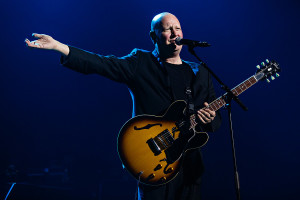 Frode Alnæs underholdt under Telenor kulturpris sin festforestilling i Oslo konserthus. (Foto: Kilian Munch).
