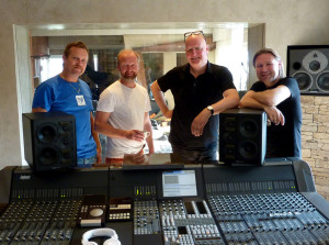 I Earport Studios på Fornebu har Frode Alnæs med seg noen av Norges beste musikere. F.v.: Helge Norbakken (perc), Rune Arnesen (trommer) og Per Mathisen (bass).